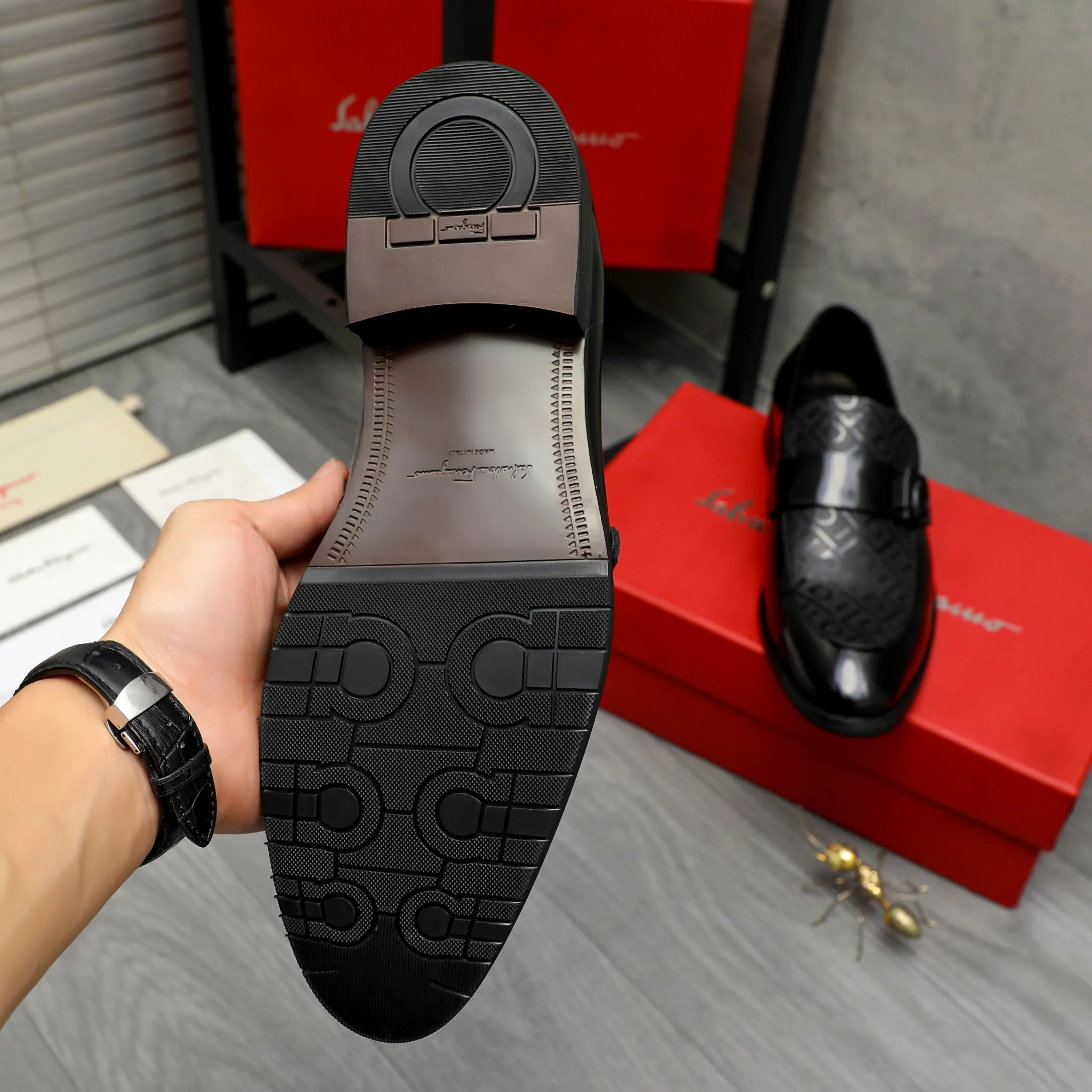 Men's shoes 💰460 Product trademark: Ferragamo "Ferragamo" business slip-on leather shoes Regular size: 39-44 Product materials: Selected high-quality pearlized cowhide stitching upper, cowhide lining, original outsole